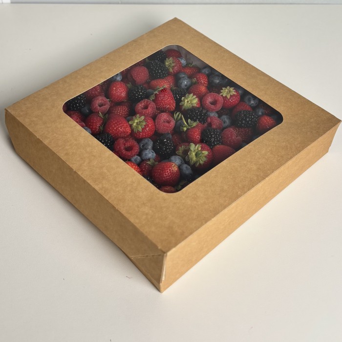 Мега коробка с ягодами клубники ежевики голубики и малины 1500гр