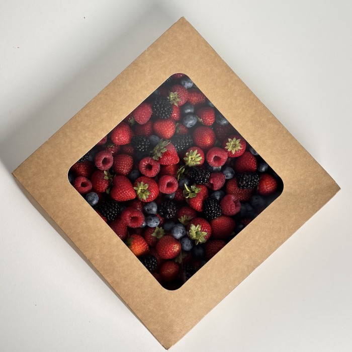 Мега коробка с ягодами клубники ежевики голубики и малины 1500гр