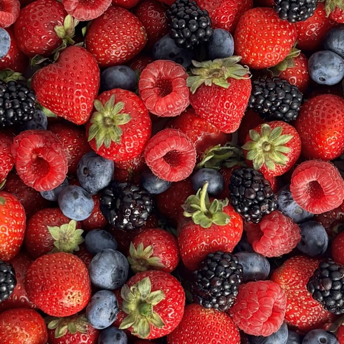 Мега коробка с ягодами клубники ежевики голубики и малины 1500гр