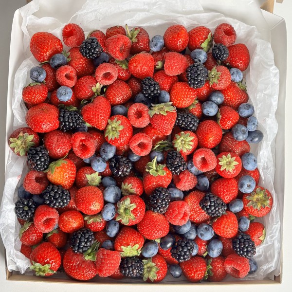 Мега коробка с ягодами клубники ежевики голубики и малины 1500гр