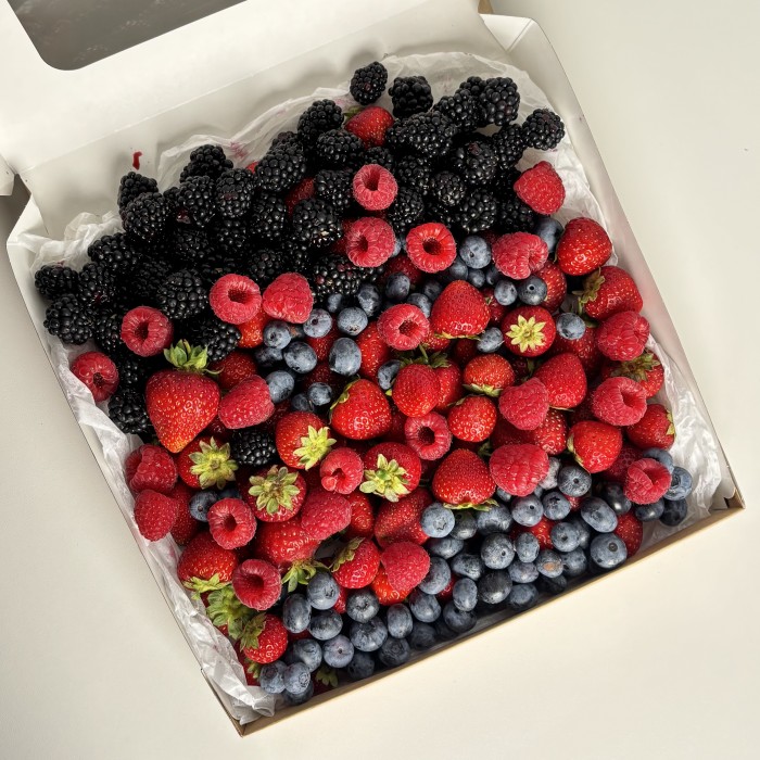 Мега коробка с ягодами сочный микс 1500гр