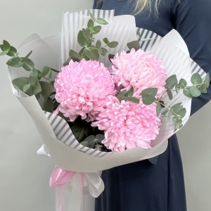 3 розовые хризантемы с эвкалиптом