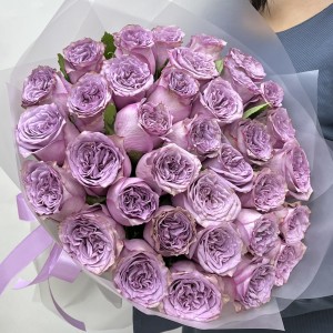 35 пионовидных сиреневых роз Дольчетто 40 см