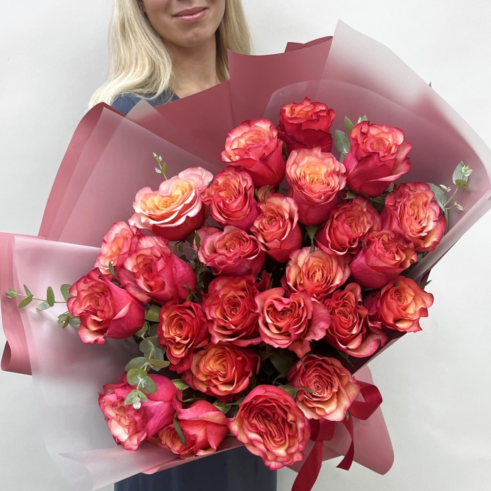 25 ярких роз Боргат с эвкалиптом