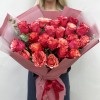 25 ярких роз Боргат с эвкалиптом
