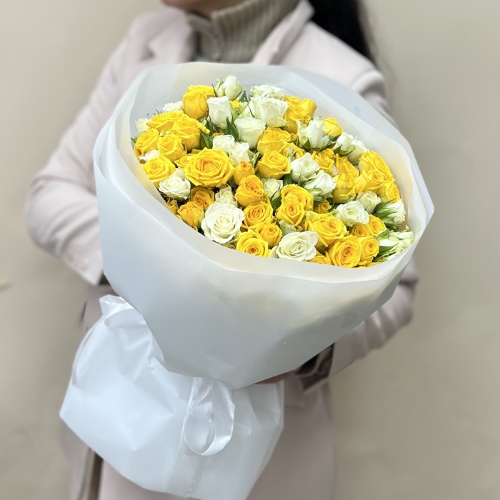 Микс из 25 кустовых желтых и белых роз