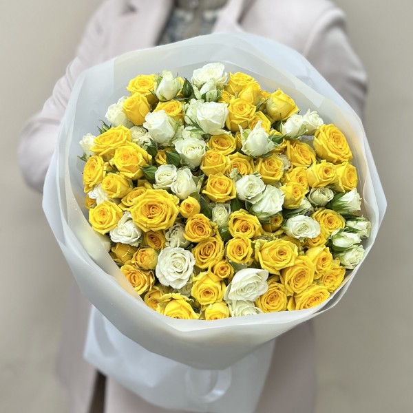 Микс из 25 кустовых желтых и белых роз