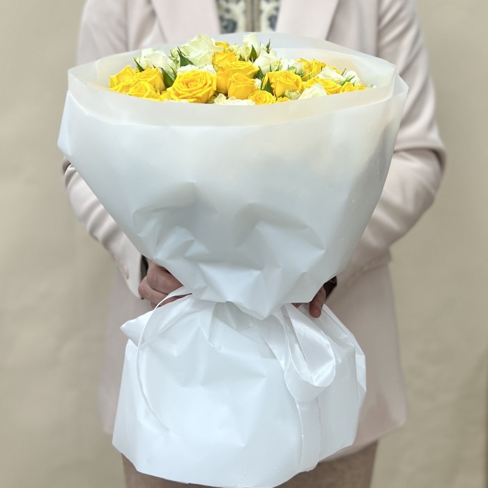 Микс из 25 кустовых желтых и белых роз