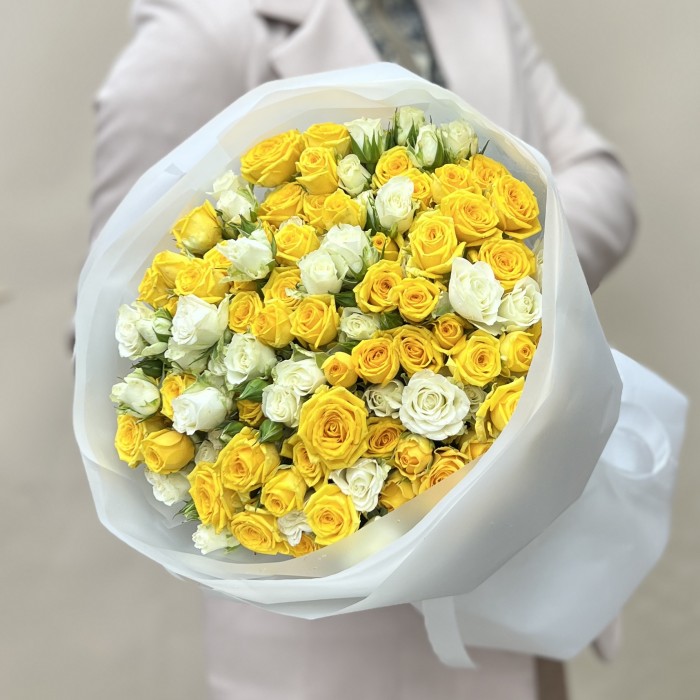 Микс из 25 кустовых желтых и белых роз