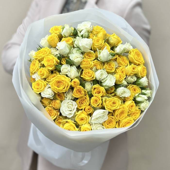 Микс из 25 кустовых желтых и белых роз