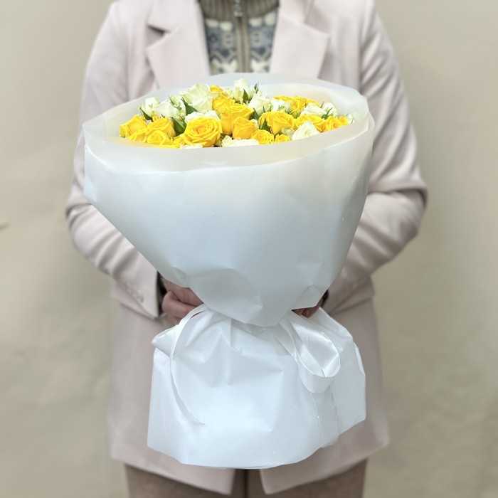 Микс из 25 кустовых желтых и белых роз