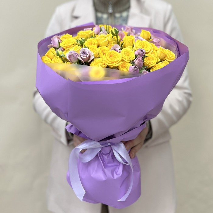 Микс из 25 кустовых желтых и сиреневых роз