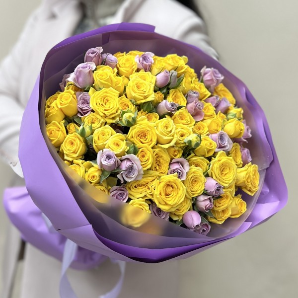 Микс из 25 кустовых желтых и сиреневых роз