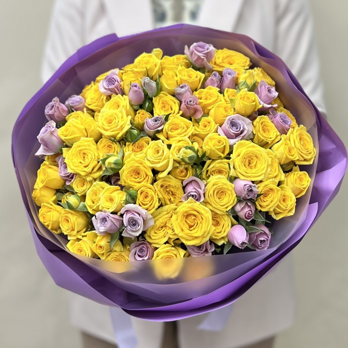 Микс из 25 кустовых желтых и сиреневых роз