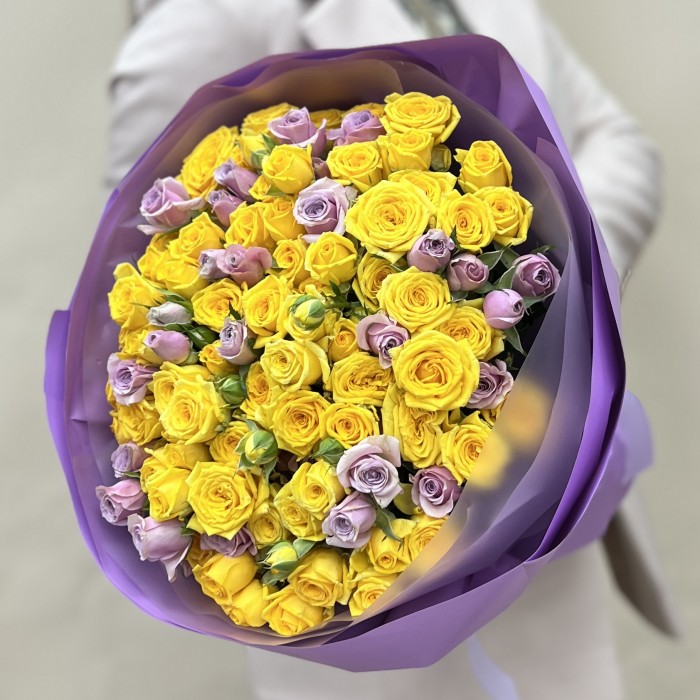 Микс из 25 кустовых желтых и сиреневых роз