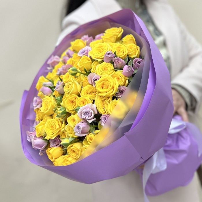 Микс из 25 кустовых желтых и сиреневых роз