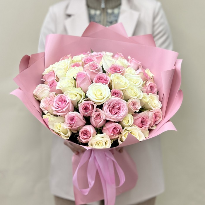 51 белая и розовая Роза в упаковке