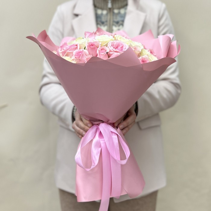 51 белая и розовая Роза в упаковке