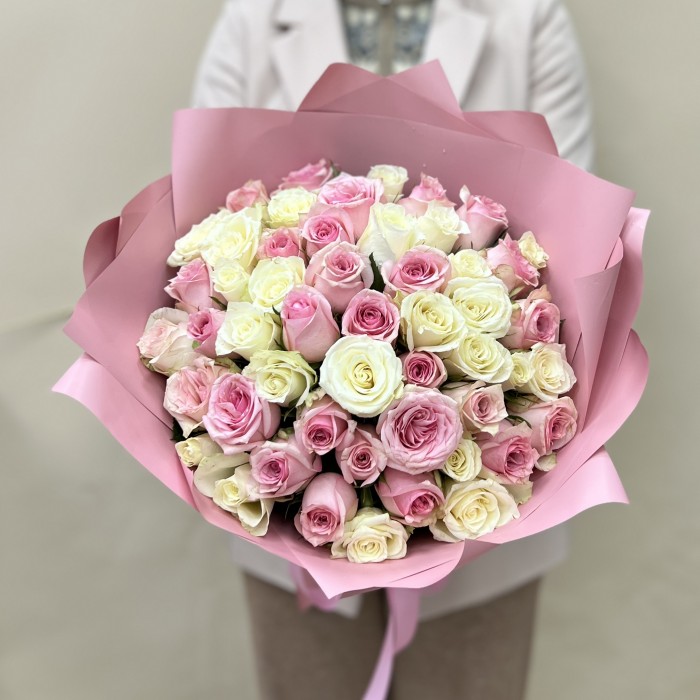 51 белая и розовая Роза в упаковке