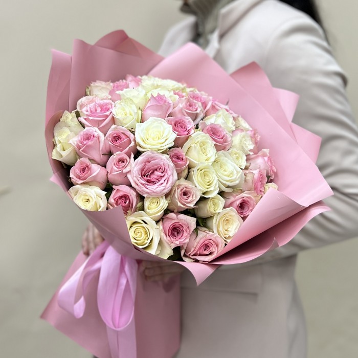 51 белая и розовая Роза в упаковке