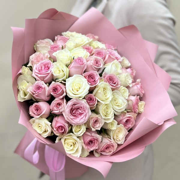 51 белая и розовая Роза в упаковке