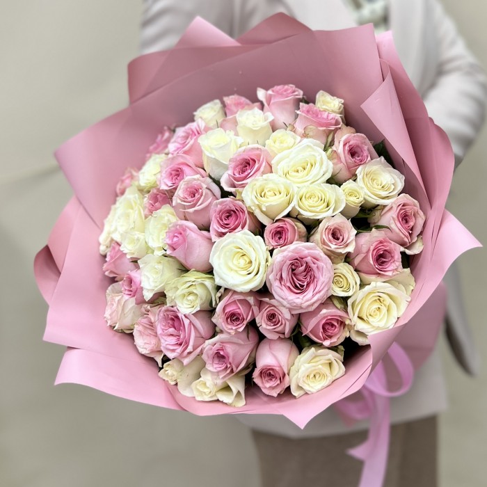 51 белая и розовая Роза в упаковке