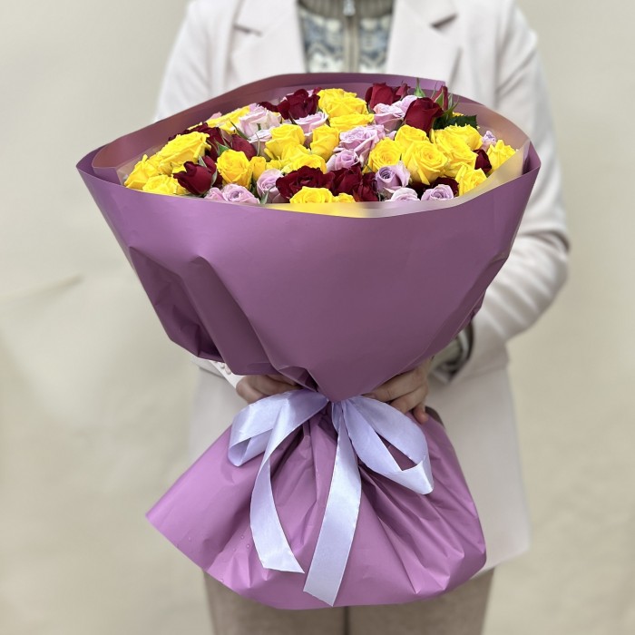 Микс из 31 яркой кустовой розы