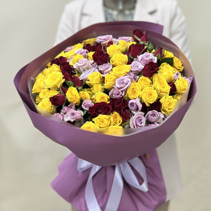 Микс из 31 яркой кустовой розы