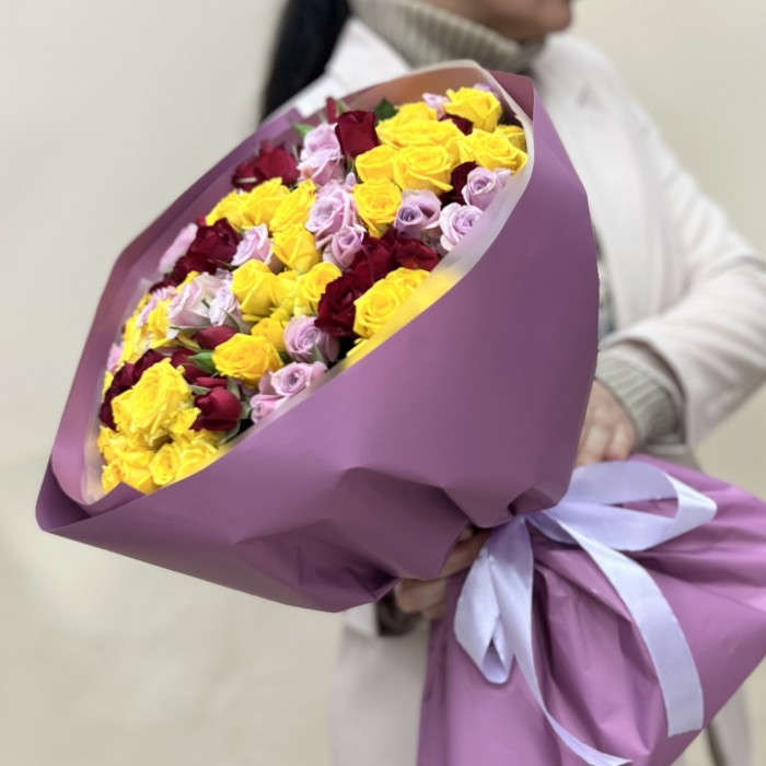 Микс из 31 яркой кустовой розы