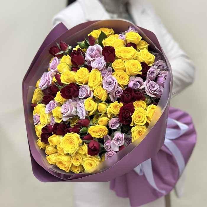 Микс из 31 яркой кустовой розы