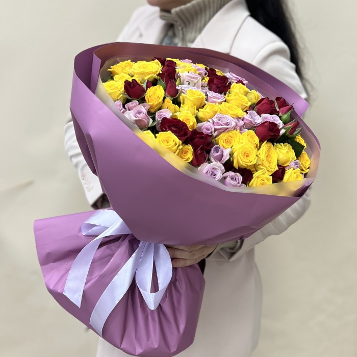 Микс из 31 яркой кустовой розы