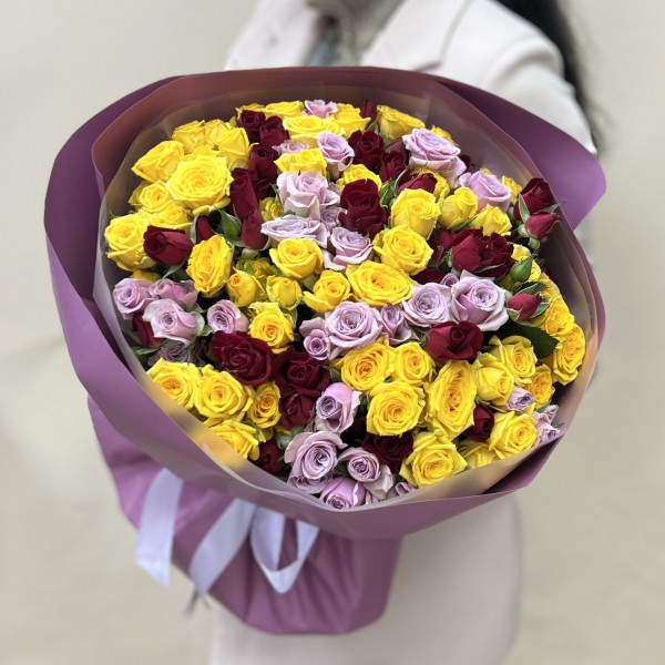 Микс из 31 яркой кустовой розы