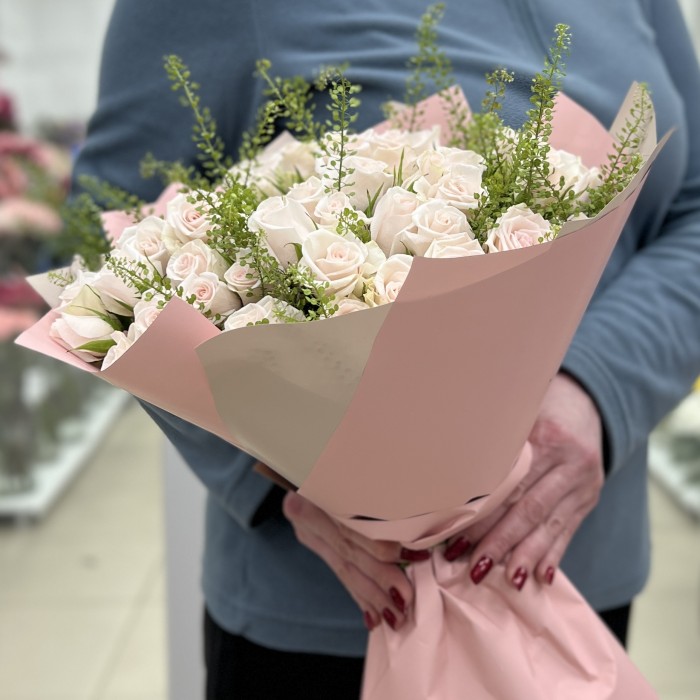 19 светло-розовых кустовых роз Роял Порцелина 50 см