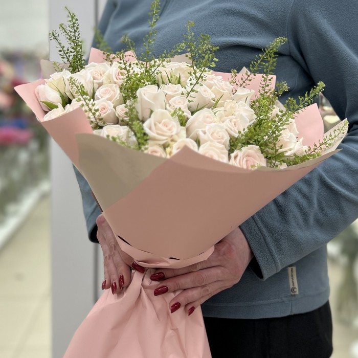 19 светло-розовых кустовых роз Роял Порцелина 50 см