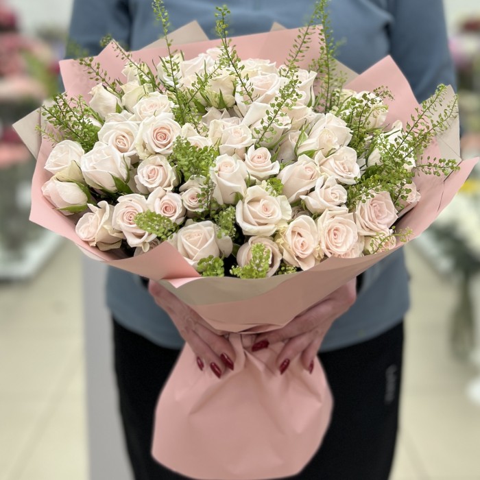 19 светло-розовых кустовых роз Роял Порцелина 50 см