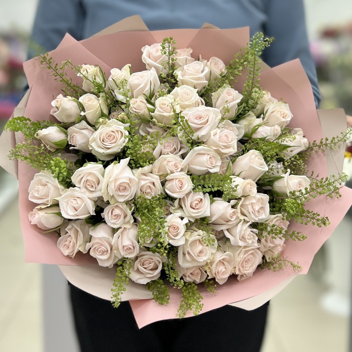 19 светло-розовых кустовых роз Роял Порцелина 50 см