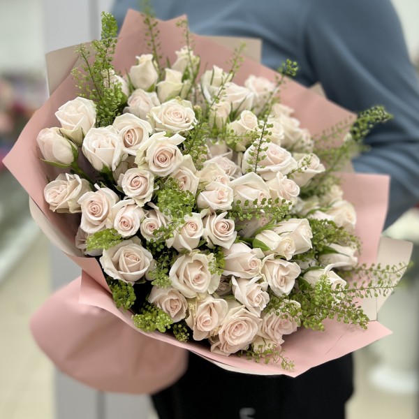 19 светло-розовых кустовых роз Роял Порцелина 50 см