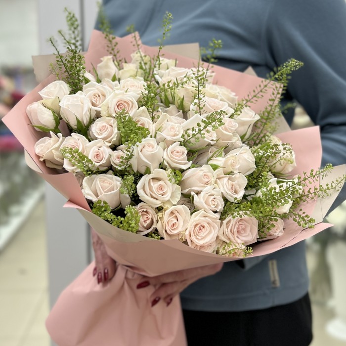 19 светло-розовых кустовых роз Роял Порцелина 50 см