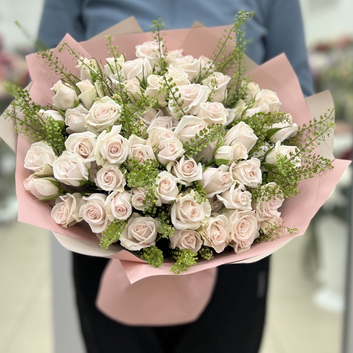 19 светло-розовых кустовых роз Роял Порцелина 50 см
