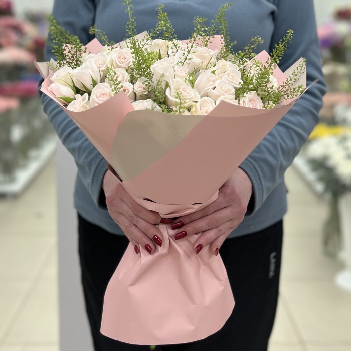 19 светло-розовых кустовых роз Роял Порцелина 50 см