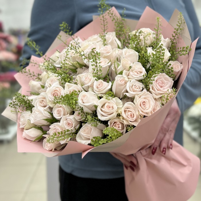 19 светло-розовых кустовых роз Роял Порцелина 50 см