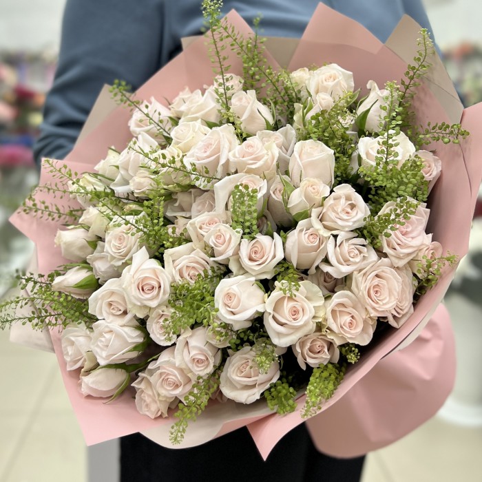 19 светло-розовых кустовых роз Роял Порцелина 50 см