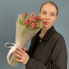 11 тюльпанов красных с желтым краем попугай Рококо