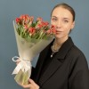 19 тюльпанов красных с желтым краем Попугай Рококо