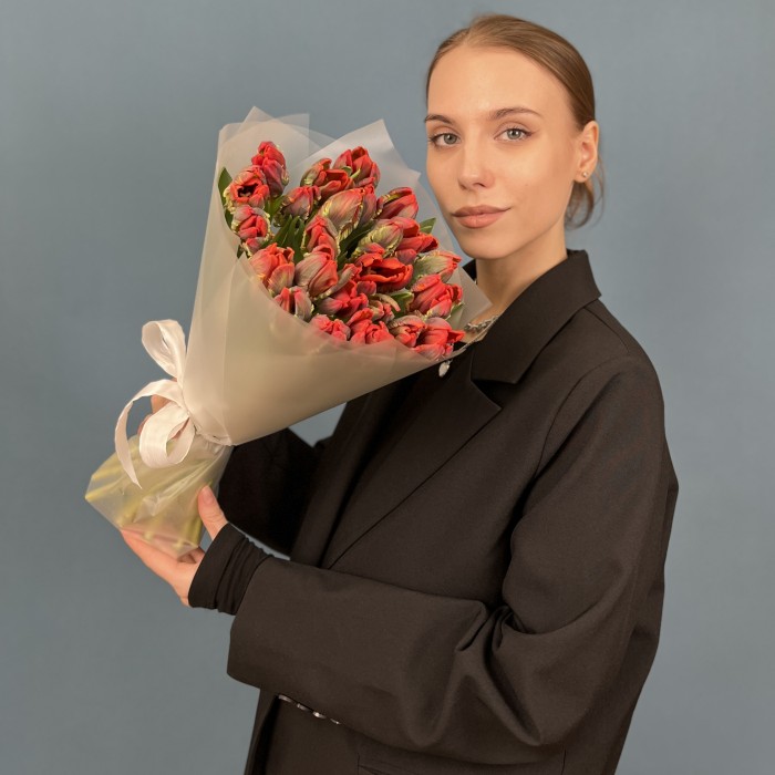 25 тюльпанов красных с желтым краем Попугай Рококо