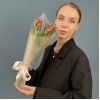5 красных тюльпана с желтым краем Попугай Рококо