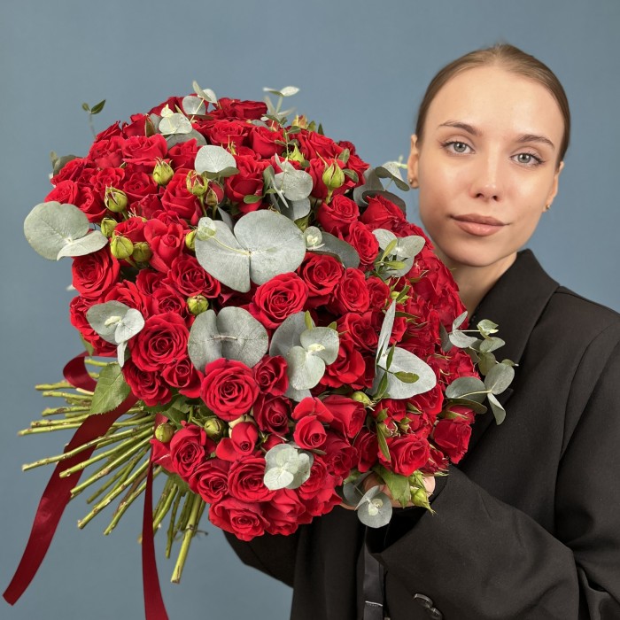 51 кустовая красная роза Рубикон 40 см