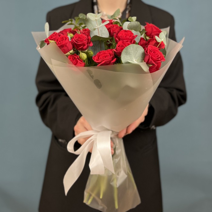 7 красных кустовых роз Рубикон 40 см с эвкалиптом