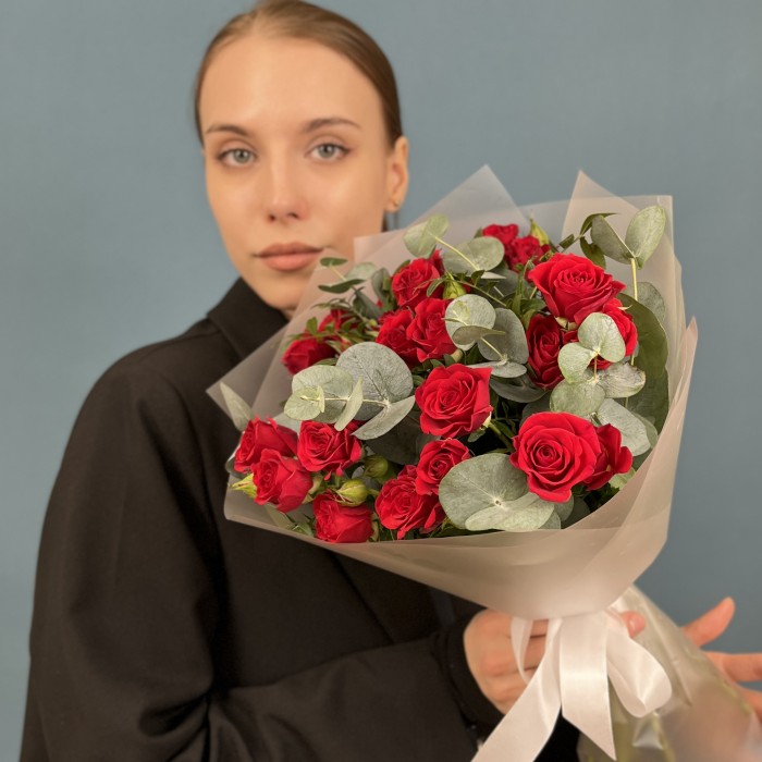 7 красных кустовых роз Рубикон 40 см с эвкалиптом