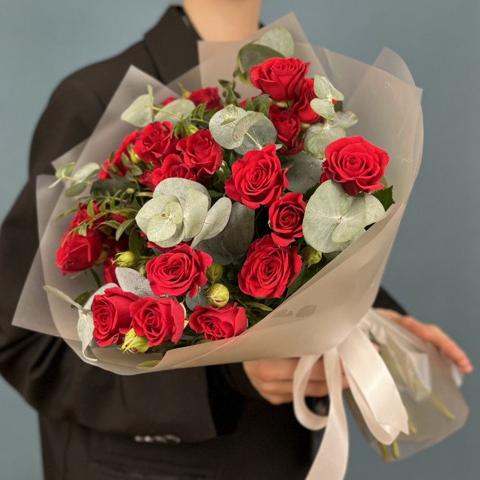 7 красных кустовых роз Рубикон 40 см с эвкалиптом